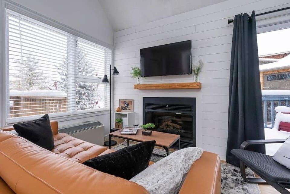 Northern Peaks Ski In-Out Hot Tub Shuttle Access House in Grey Highlands