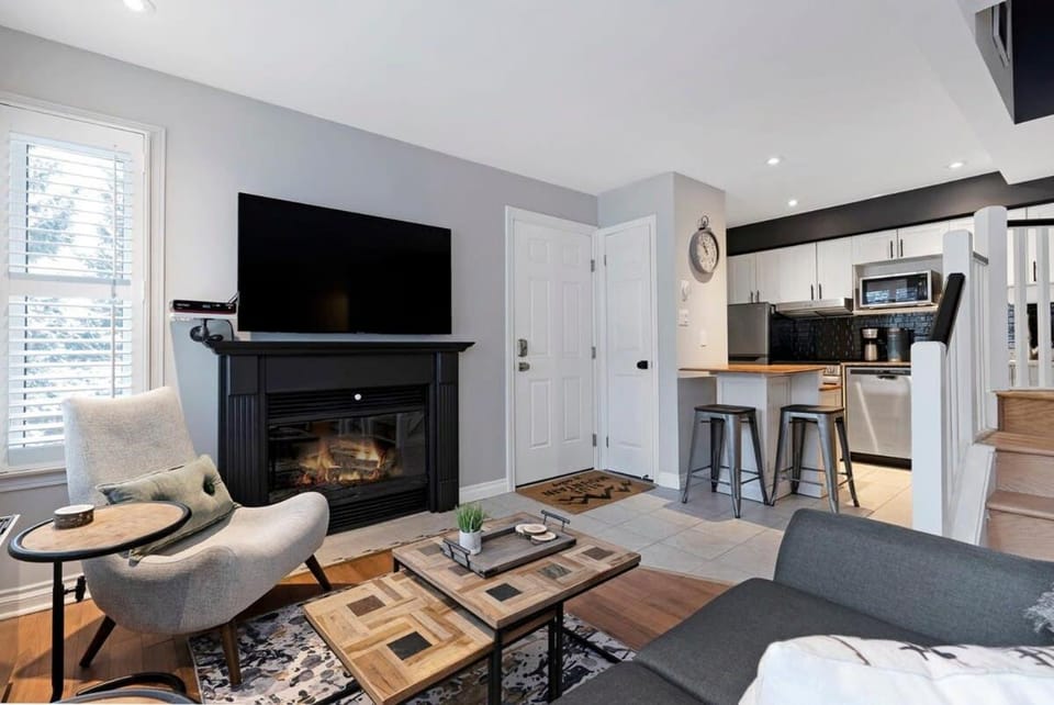 Mountainside Escape Ski-In-Out Pool Shuttle Apartment in Grey Highlands