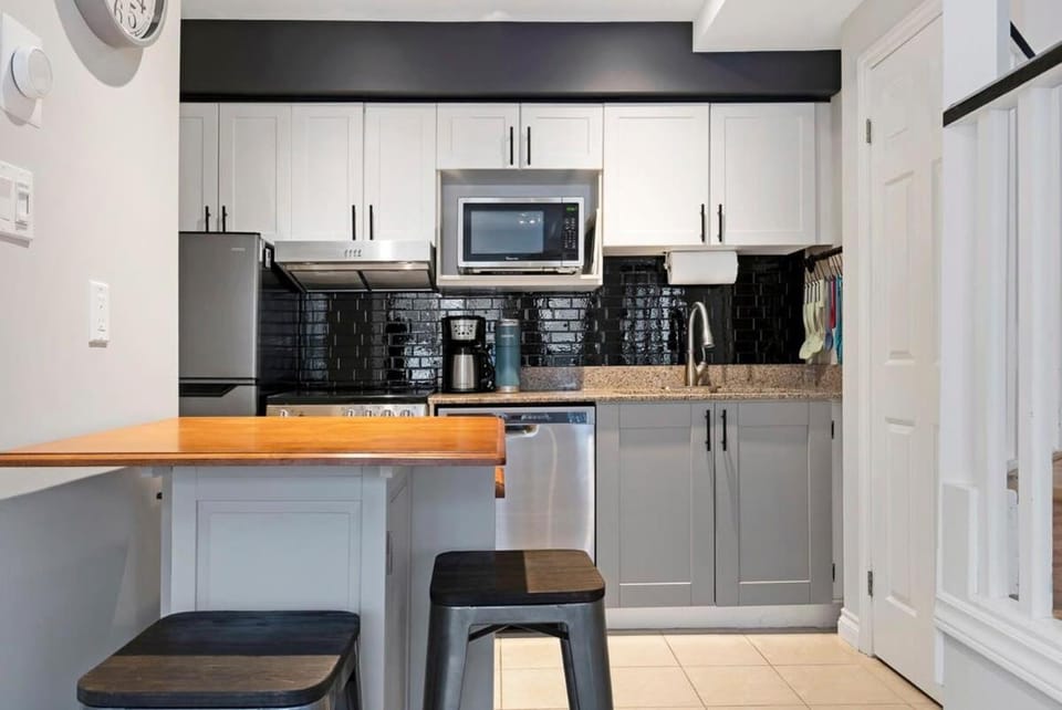 Mountainside Escape Ski-In-Out Pool Shuttle Apartment in Grey Highlands