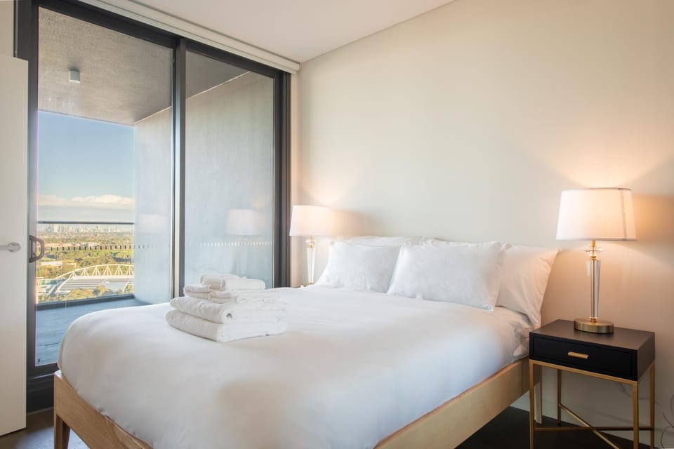Bed, View (from property/room), Photo of the whole room, Bedroom, City view, Garden view, Landmark view, Street view, towels, wardrobe