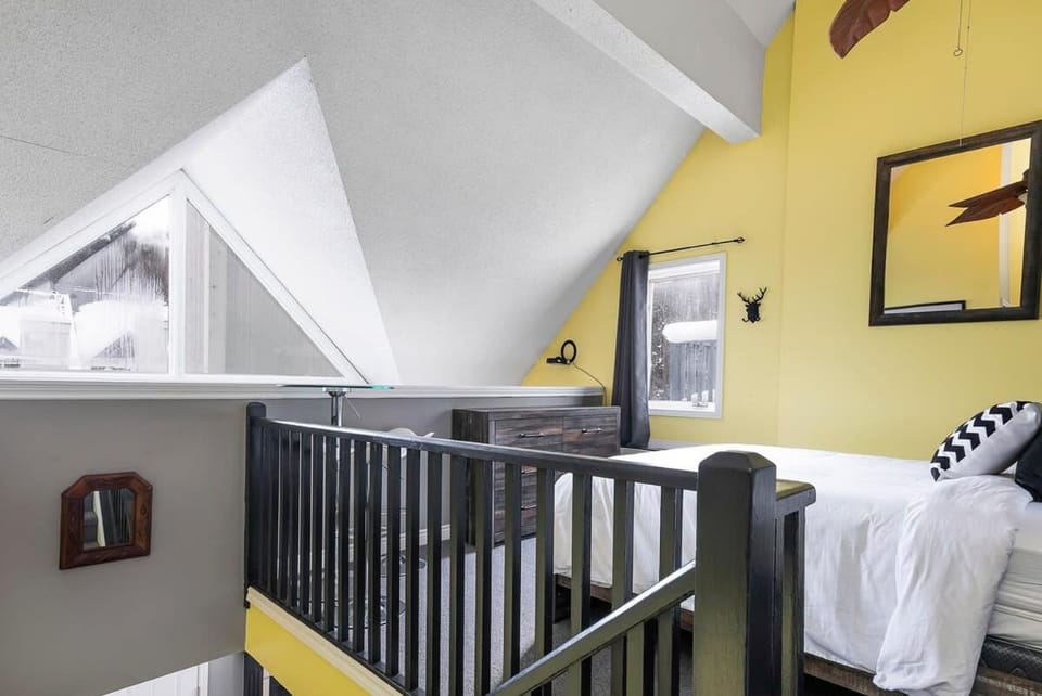 Sunshine Summit Ski-In-Out Pool Shuttle Apartment in Grey Highlands