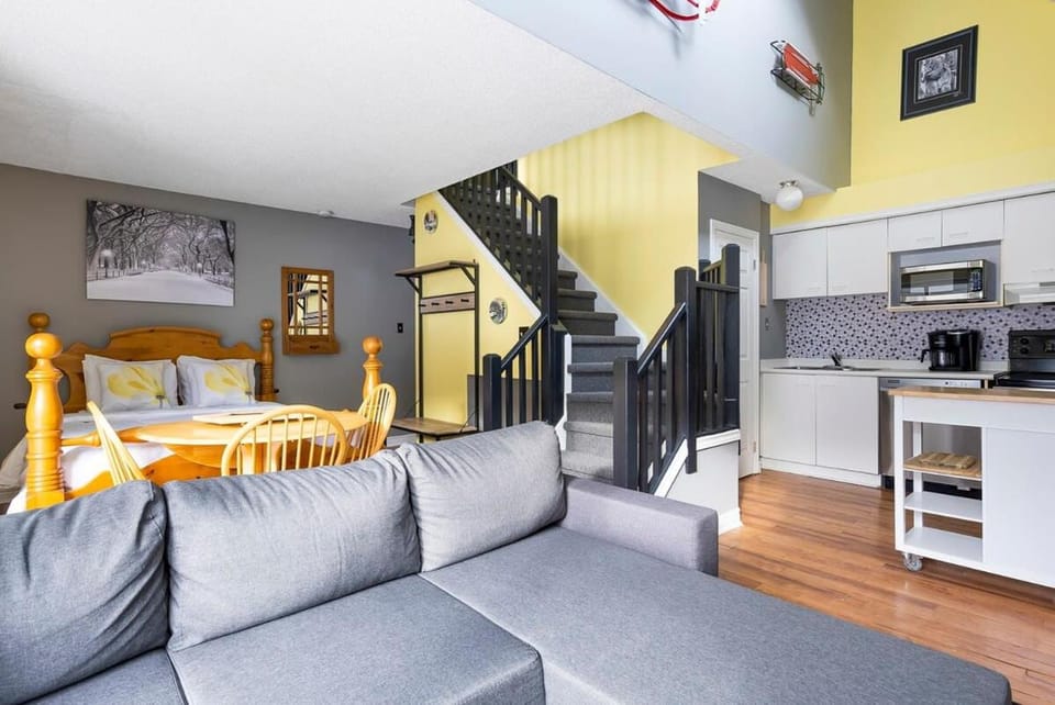 Sunshine Summit Ski-In-Out Pool Shuttle Apartment in Grey Highlands