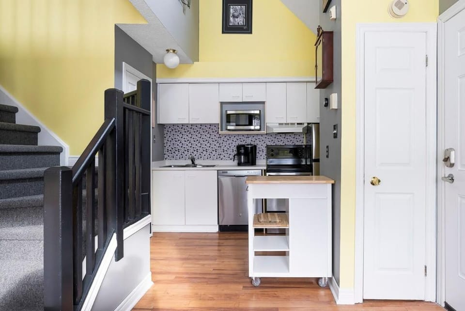 Sunshine Summit Ski-In-Out Pool Shuttle Apartment in Grey Highlands