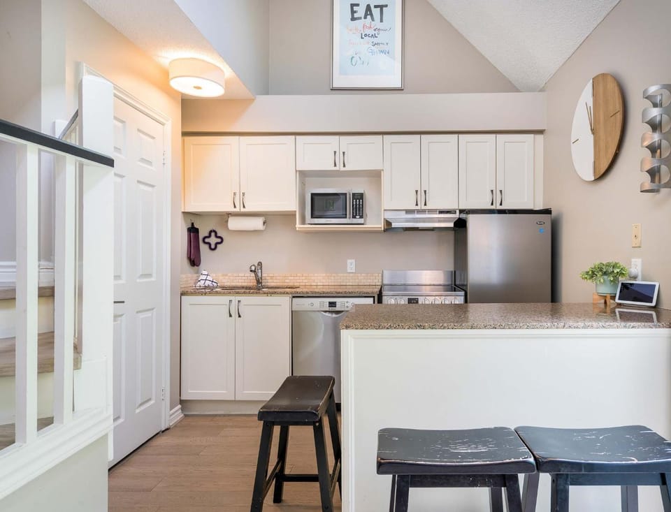 Whispering Pines - Ski-In-Ou Pool Shuttle House in Grey Highlands