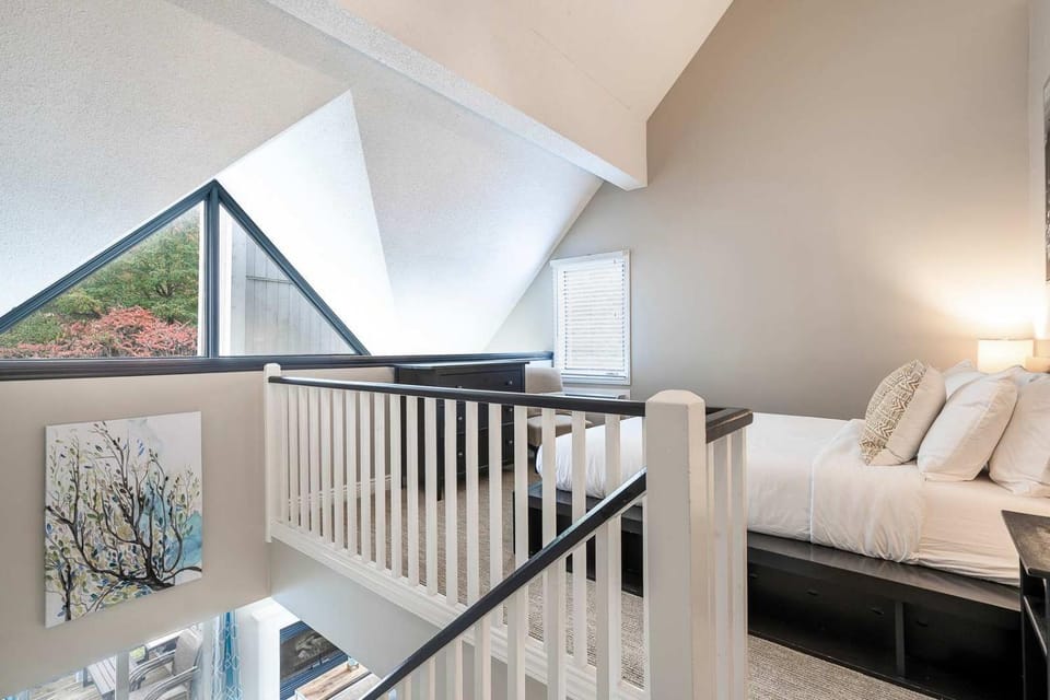 Whispering Pines - Ski-In-Ou Pool Shuttle House in Grey Highlands