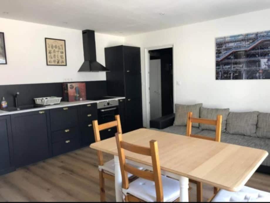 Kitchen or kitchenette, Dining area, stove