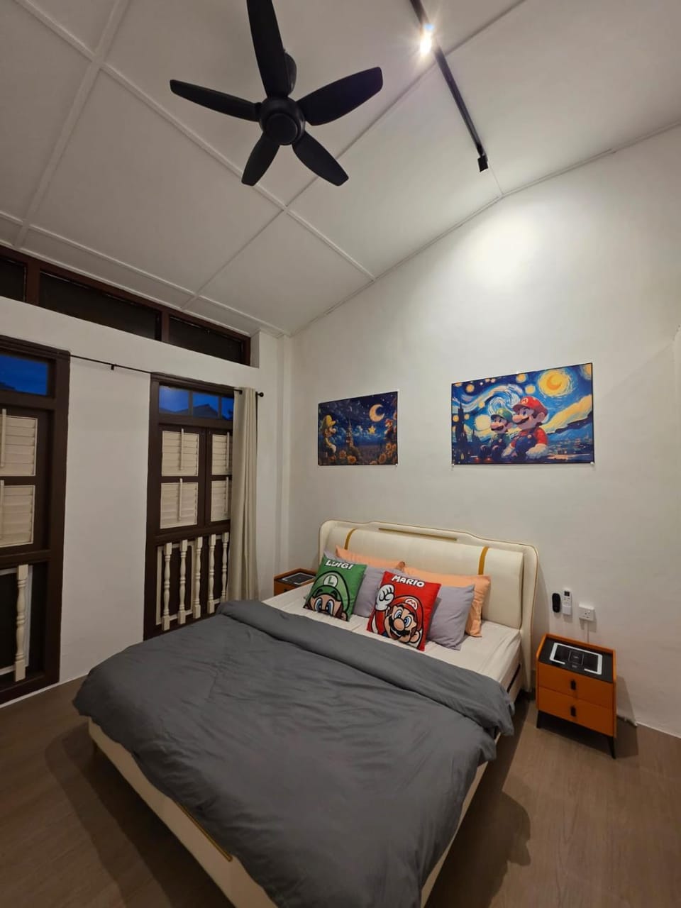 Photo of the whole room, Bedroom