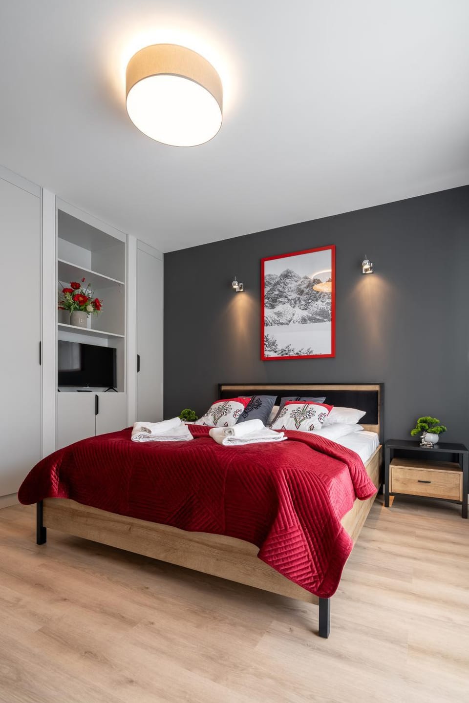 Bed, TV and multimedia, Photo of the whole room, Bedroom, towels