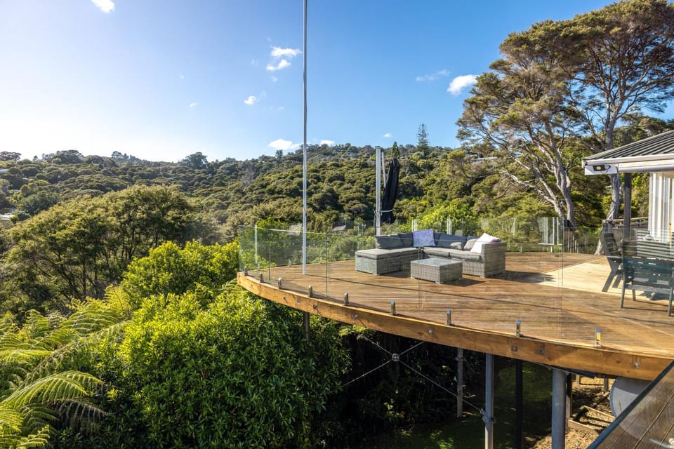 Onetangi Ocean View - Waiheke Island House in Auckland Region