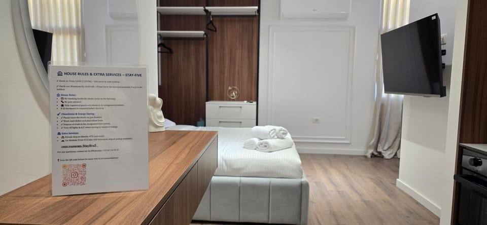 Bed, TV and multimedia, Photo of the whole room, air conditioner