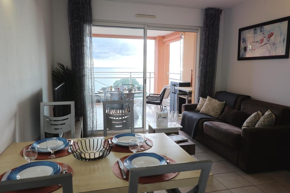 Natural landscape, TV and multimedia, View (from property/room), Balcony/Terrace, Living room, Seating area, Dining area, Sea view