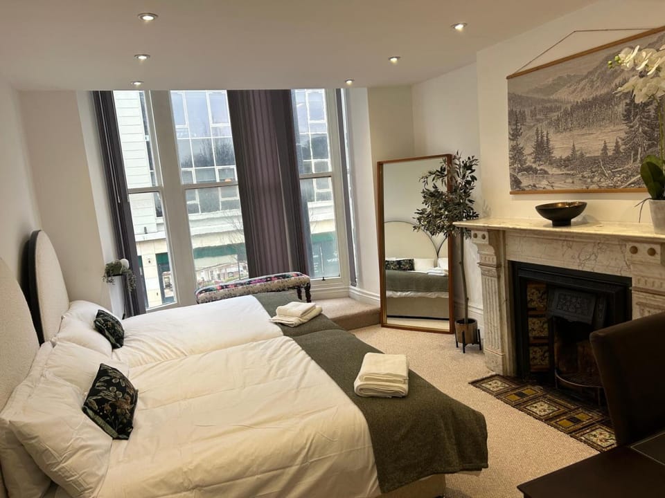 Bed, Photo of the whole room, Seating area, Bedroom