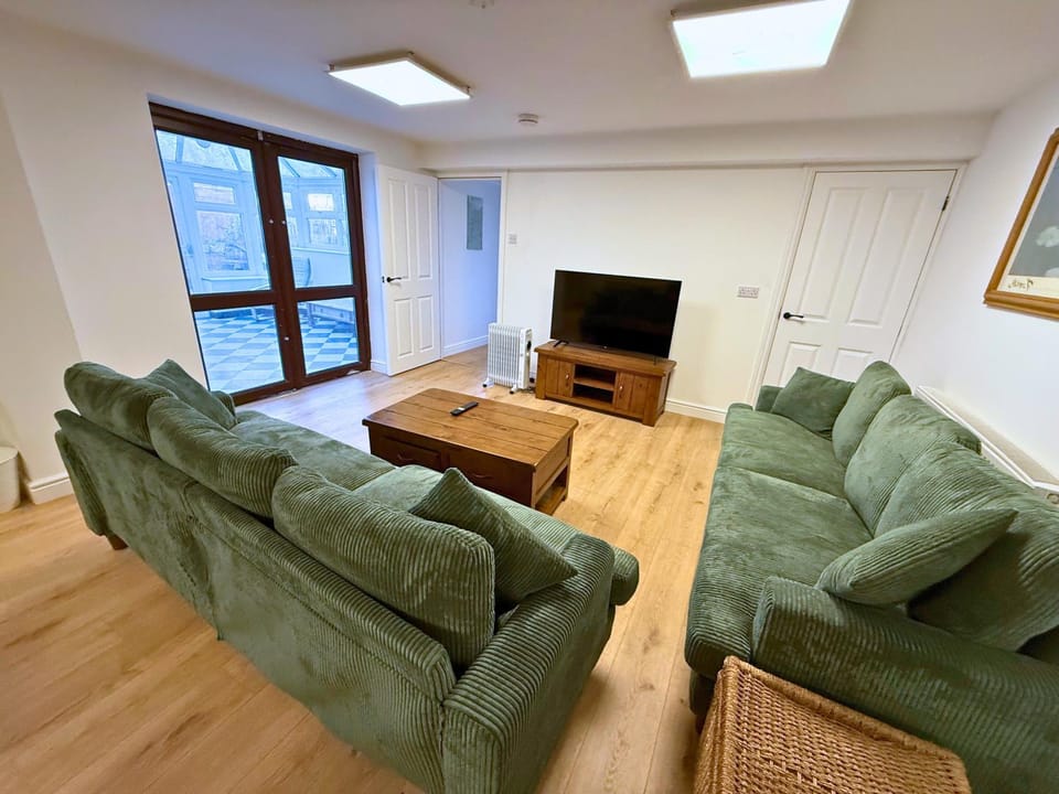 Communal lounge/ TV room, TV and multimedia, Living room