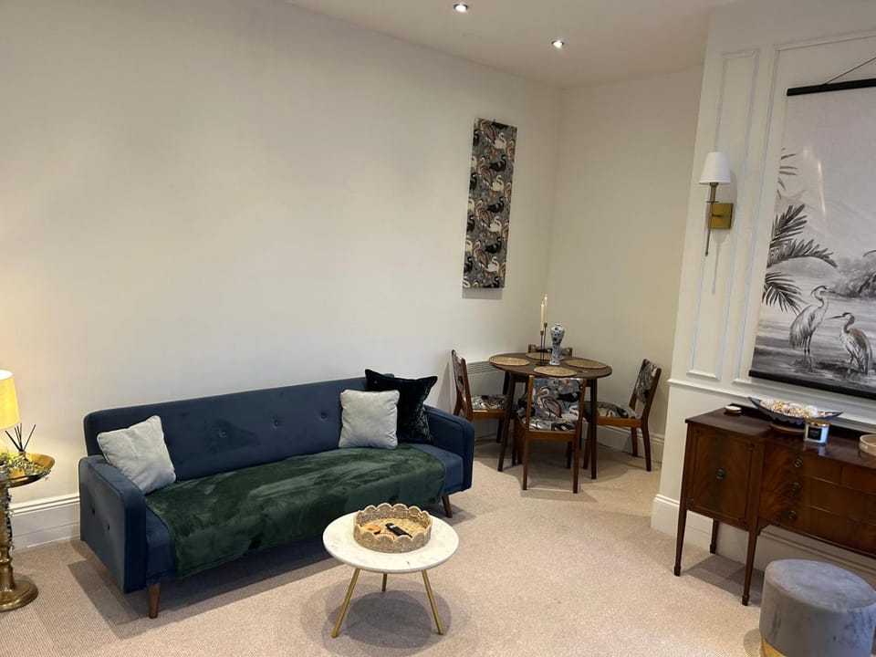 Living room, Decorative detail, Seating area, Dining area