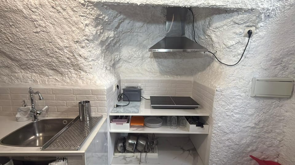 Kitchen or kitchenette, minibar