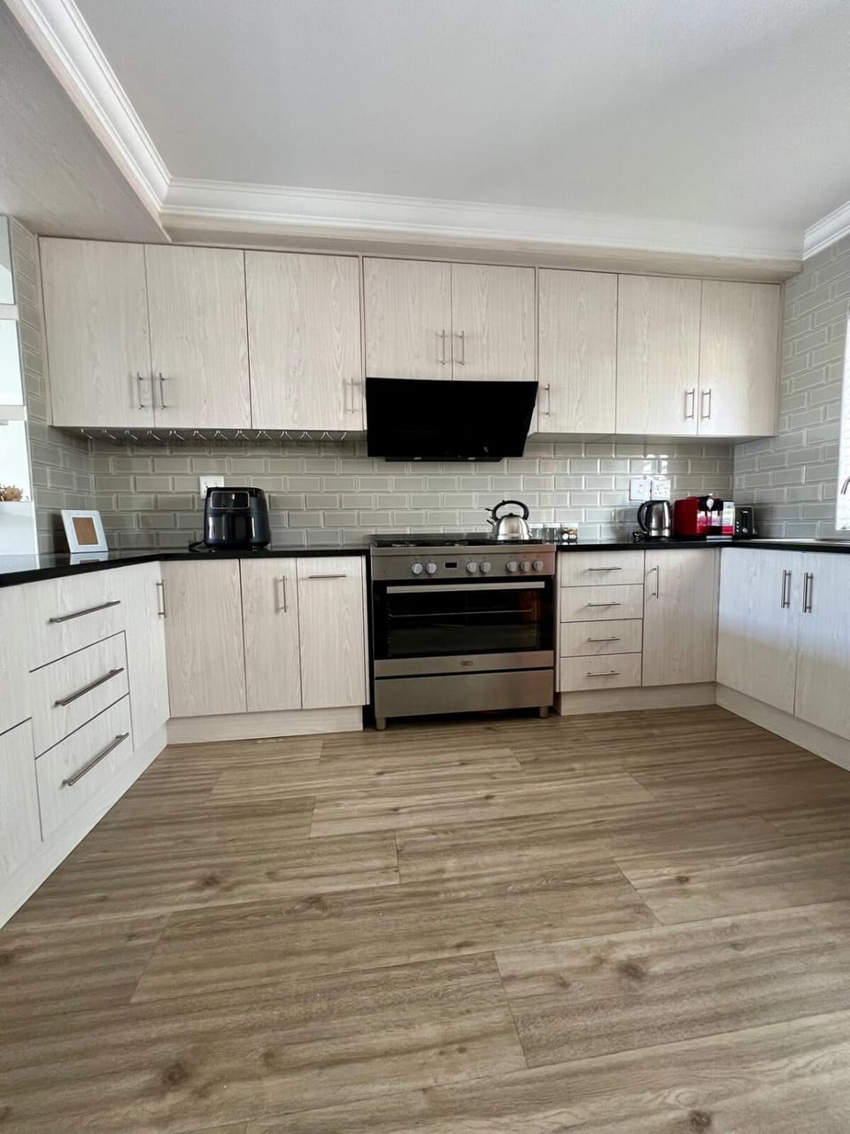 Coffee/tea facilities, Kitchen or kitchenette, stove
