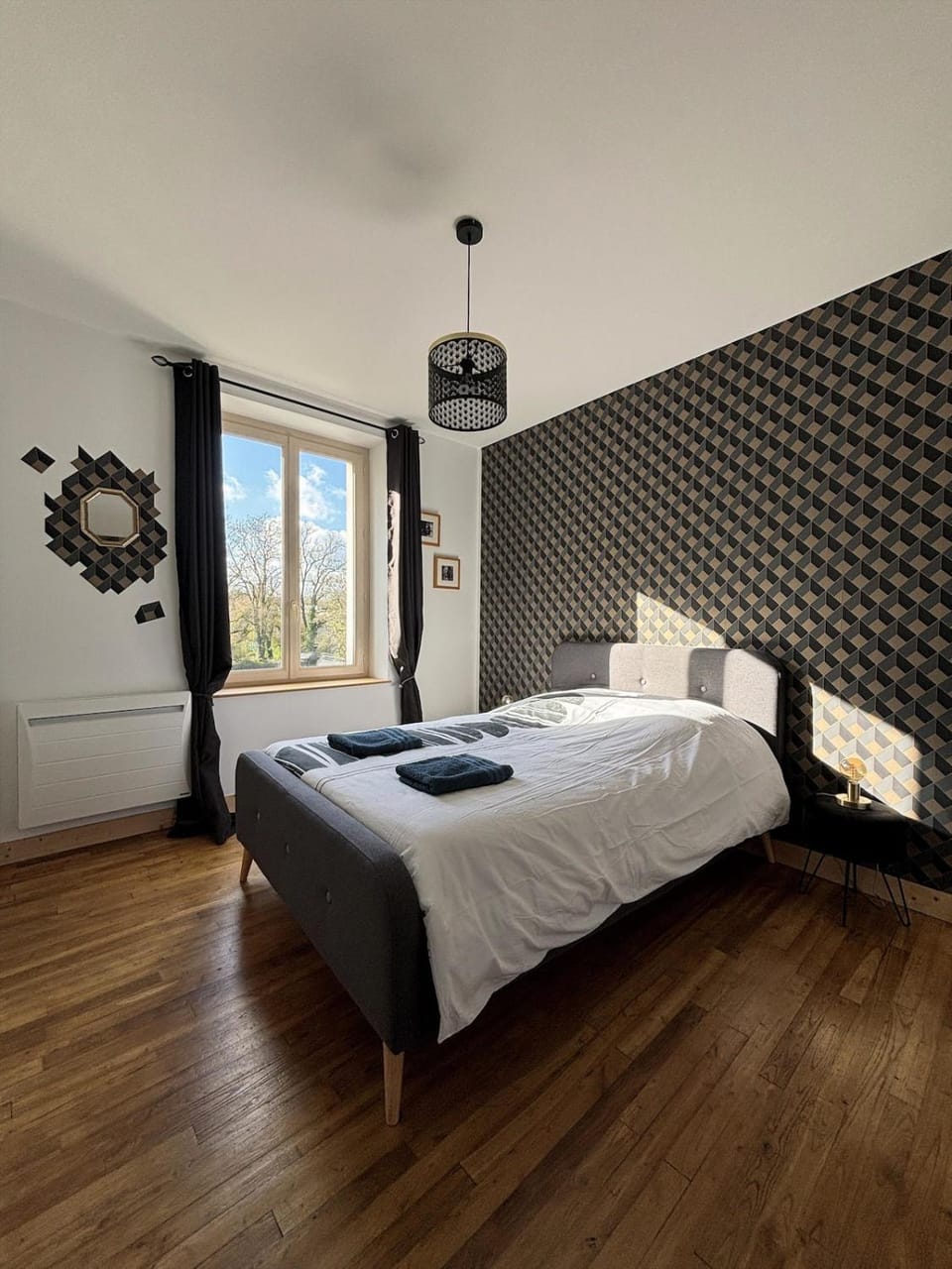 Bed, Photo of the whole room, Bedroom, towels