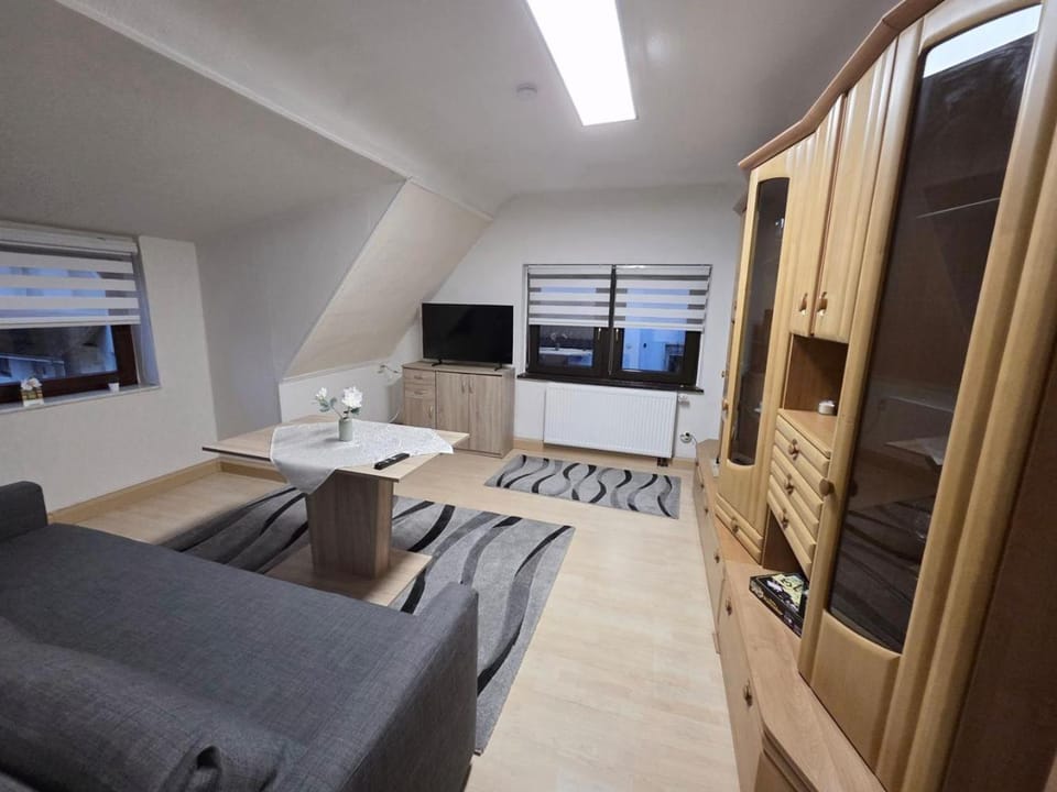 Bed, TV and multimedia, Living room, Photo of the whole room, Seating area, Evening entertainment