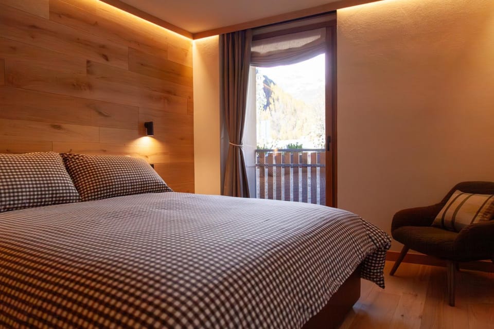 Photo of the whole room, Bedroom, Mountain view, heating