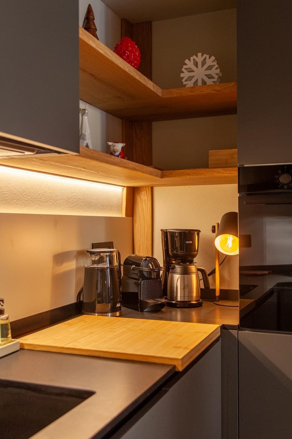 Coffee/tea facilities, Kitchen or kitchenette, oven