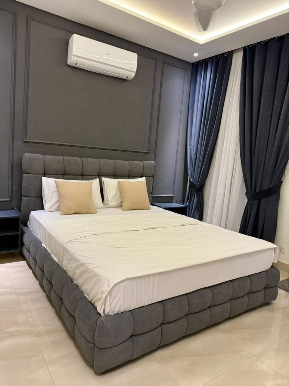 Photo of the whole room, Bedroom, air conditioner