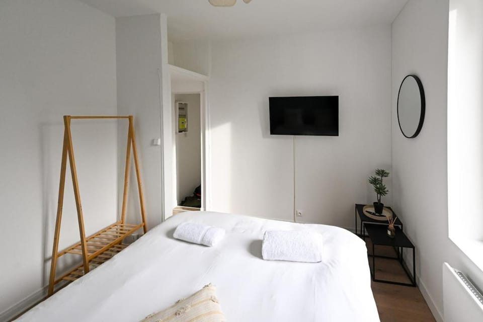 Bed, TV and multimedia, Photo of the whole room, Bedroom, furniture, heating, storage, towels