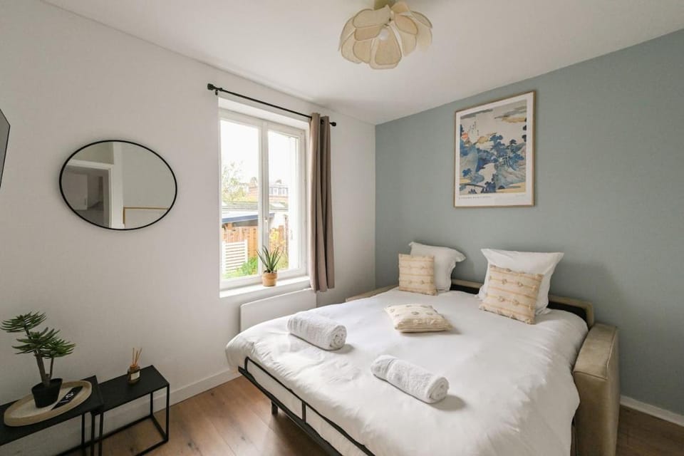 Bed, TV and multimedia, Photo of the whole room, Bedroom, furniture, heating, storage, towels