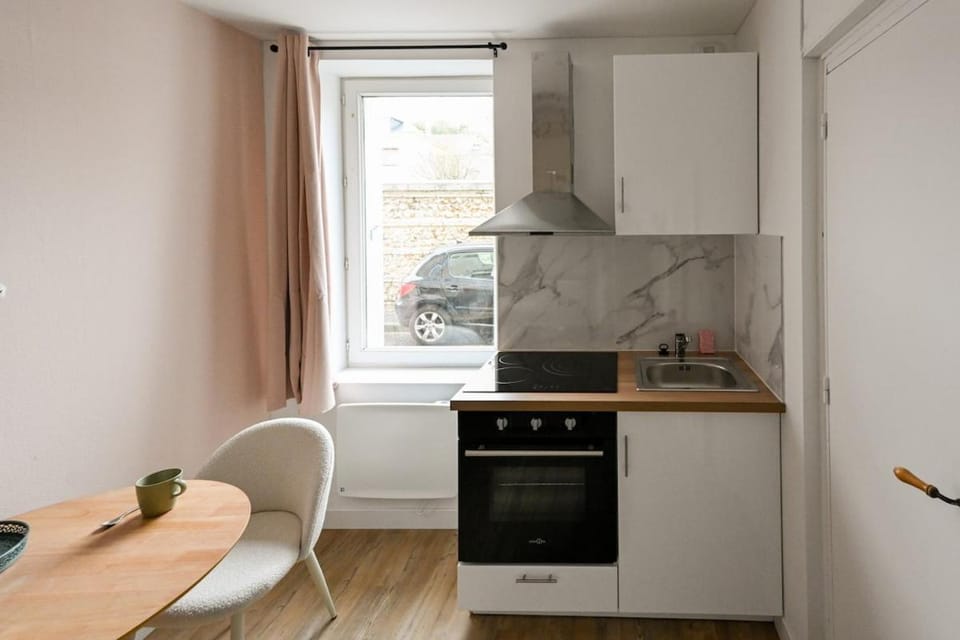 Coffee/tea facilities, Kitchen or kitchenette, Dining area, furniture, heating, microwave, oven, storage, stove, toaster