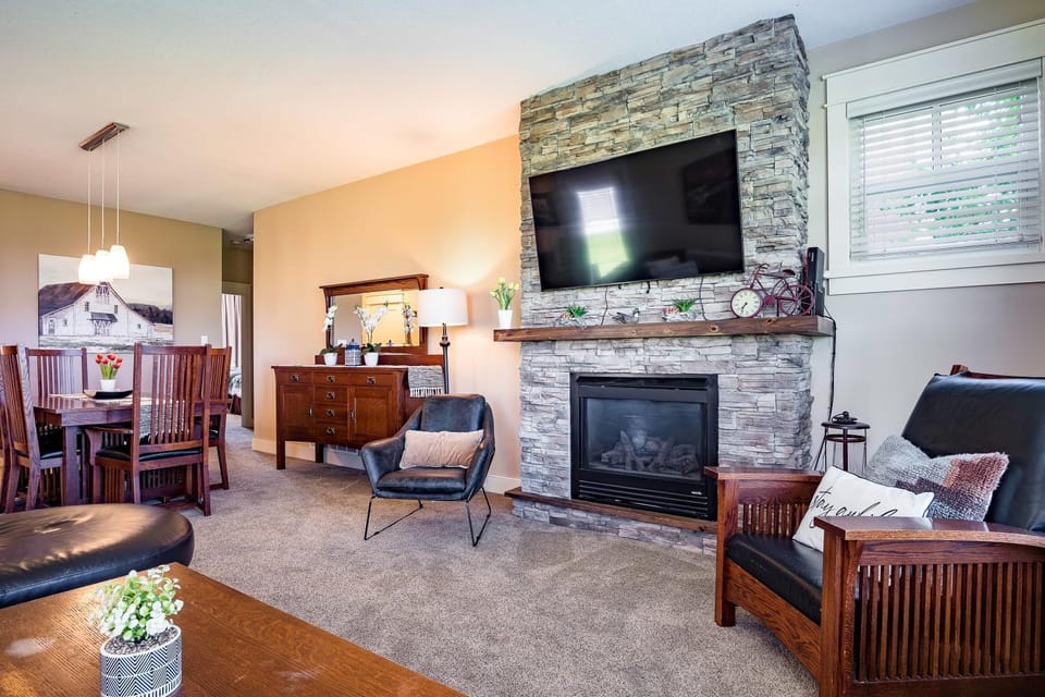 Hickory Ridge Across Blue Mtn Hot Tub Shuttle House in Grey Highlands