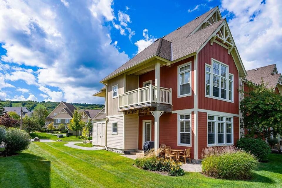 Hickory Ridge Across Blue Mtn Hot Tub Shuttle House in Grey Highlands