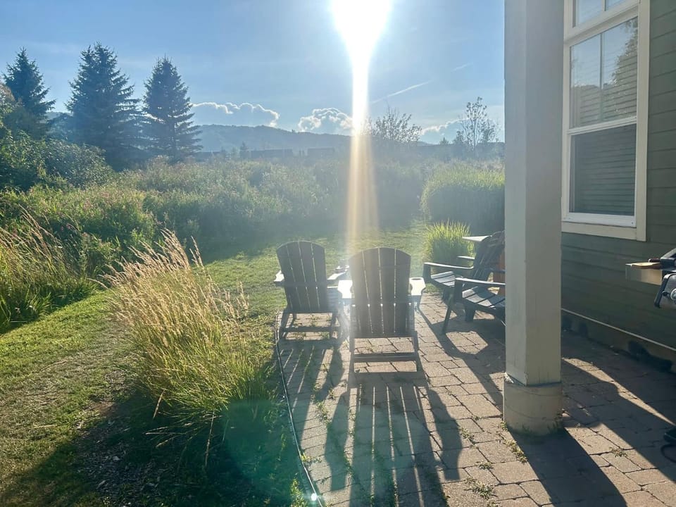 Three Suns Across Blue Mtn Hot Tub & Shuttle House in Grey Highlands