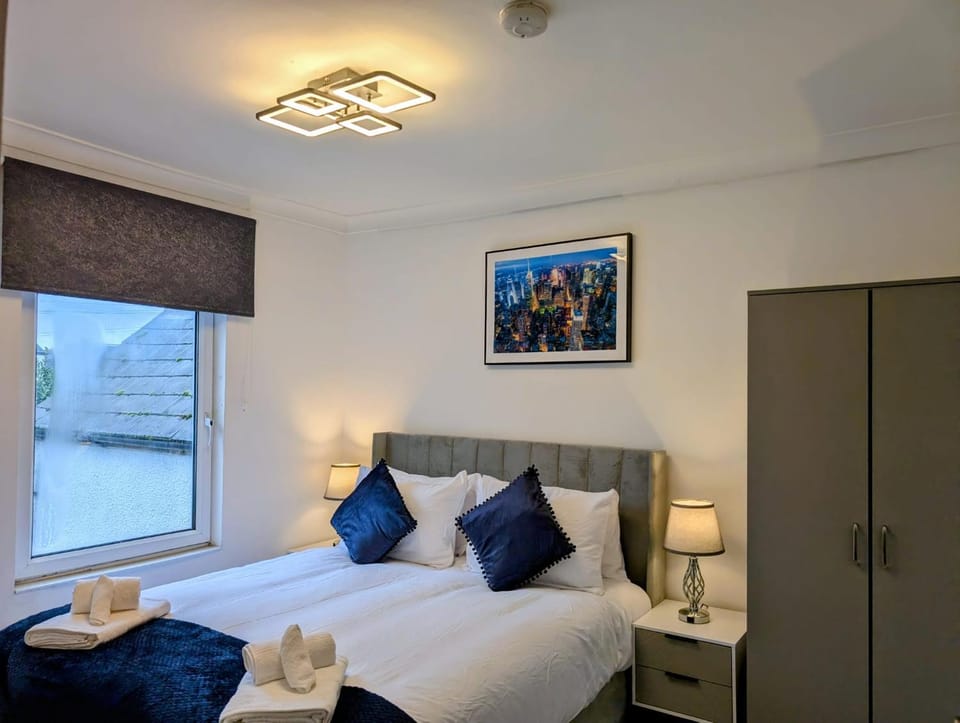 Bed, Photo of the whole room, Bedroom, towels