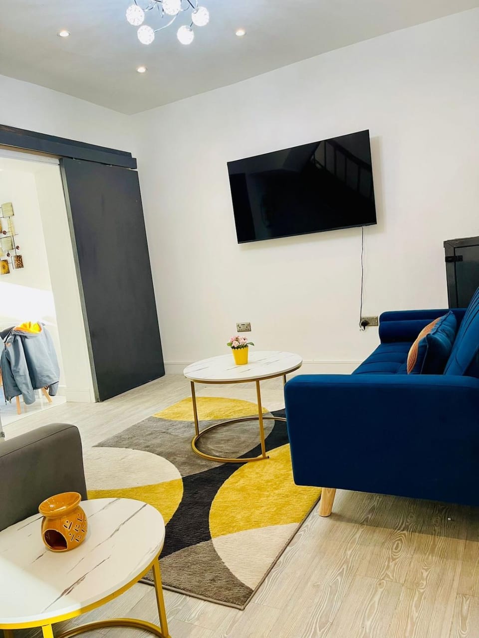 Communal lounge/ TV room, TV and multimedia, Living room, Seating area, Evening entertainment