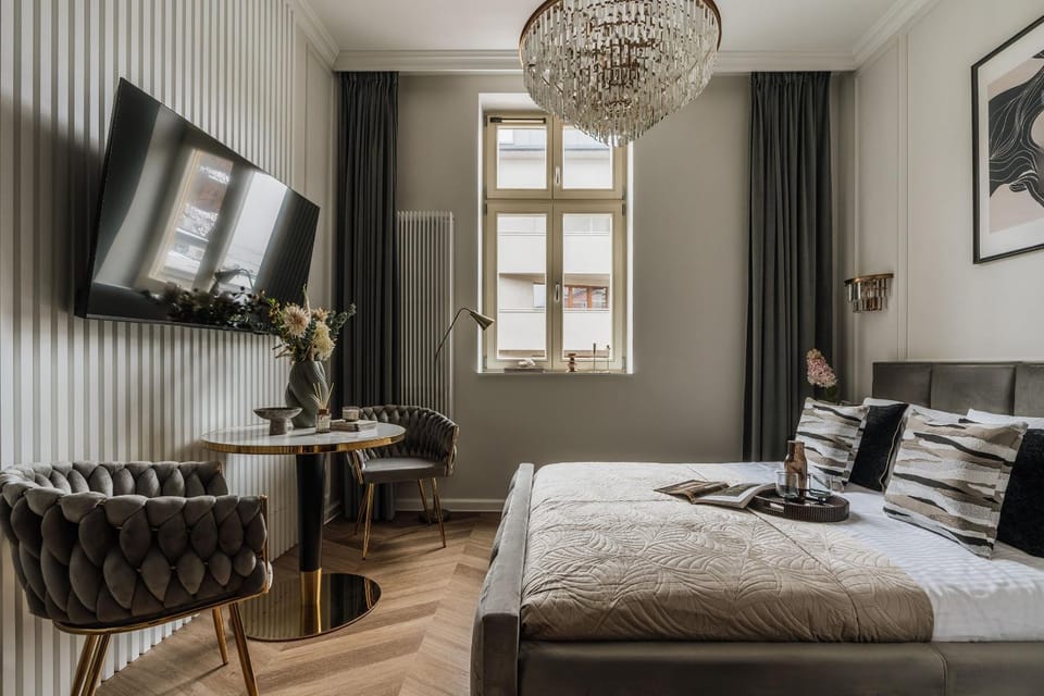 Bed, TV and multimedia, Living room, Photo of the whole room, Seating area, Bedroom