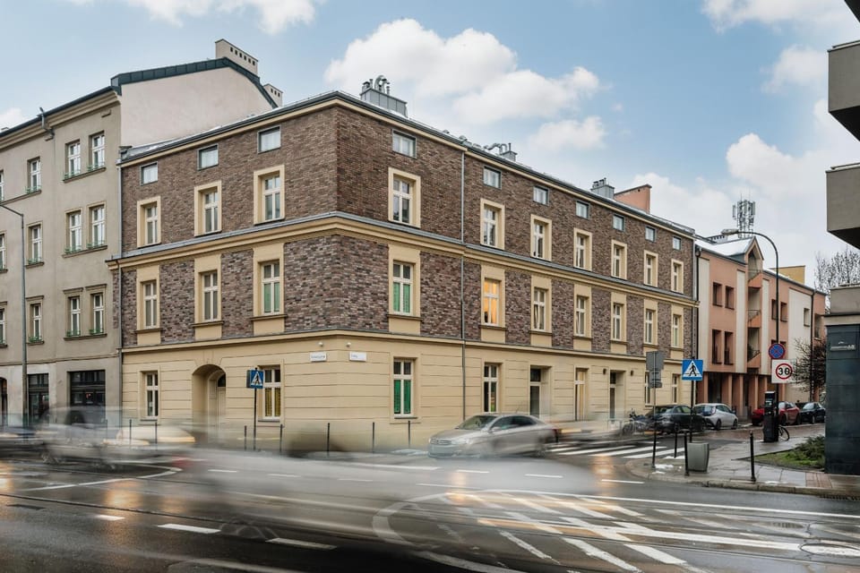 Property building, Day, Neighbourhood, City view, Street view, Location, Parking