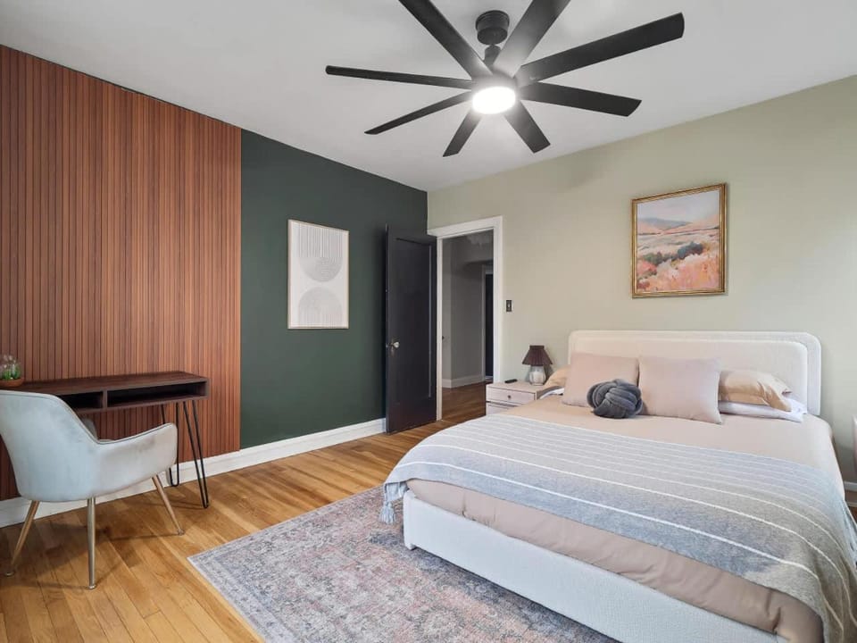 Historic Oasis - Hot Tub - Pac Man - Fire Pit - Sleeps 8 House in Cleveland Heights