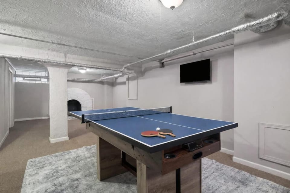 Historic Oasis - Hot Tub - Pac Man - Fire Pit - Sleeps 8 House in Cleveland Heights