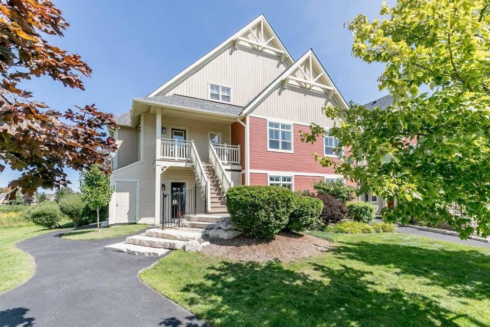 Sunny Days - Steps to Blue Mtn - Hot Tub & Shuttle House in Grey Highlands