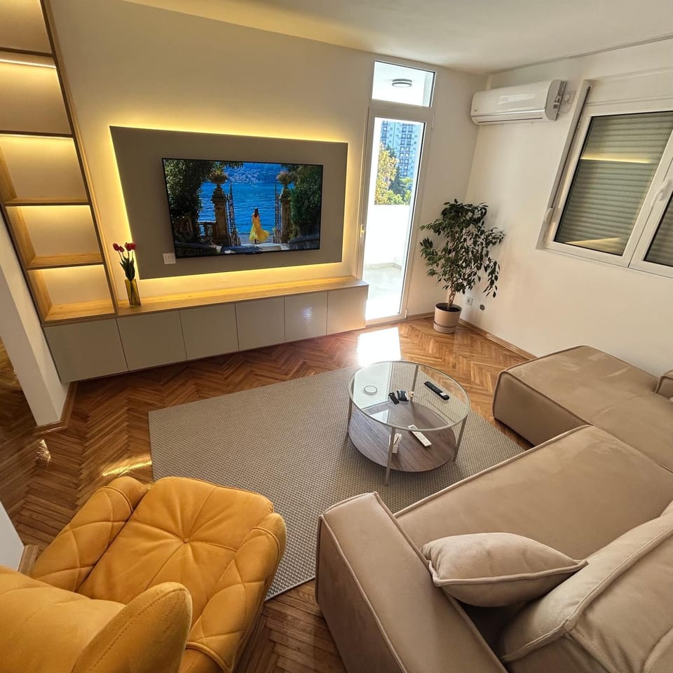 TV and multimedia, Living room, Seating area, Evening entertainment, air conditioner