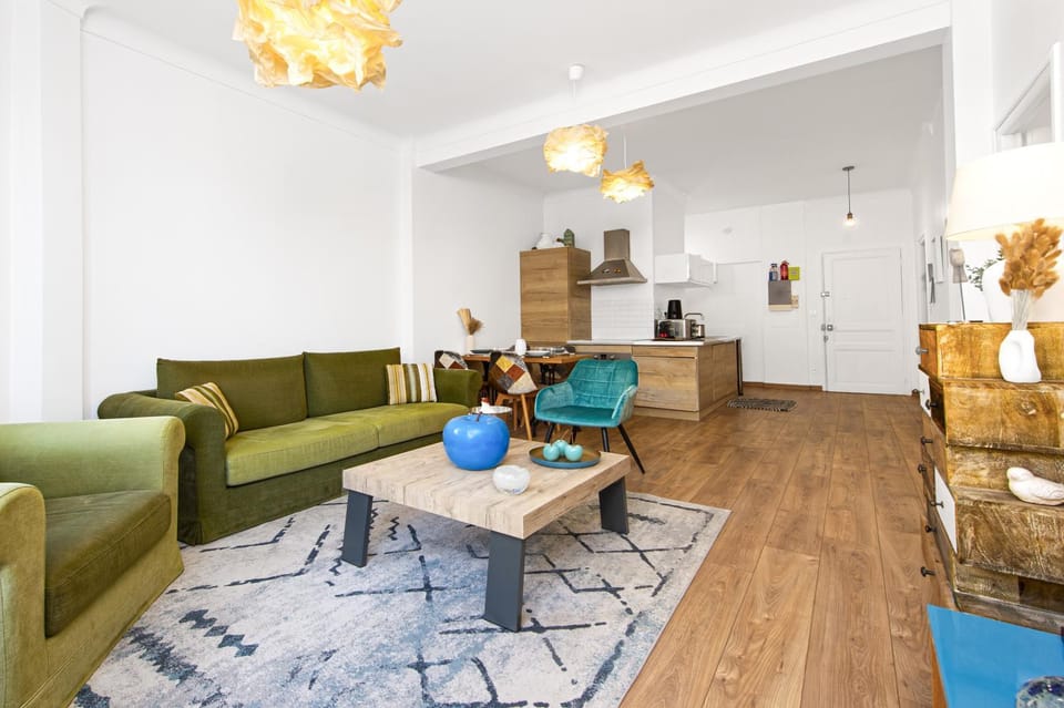 Kitchen or kitchenette, Living room, Seating area, Dining area