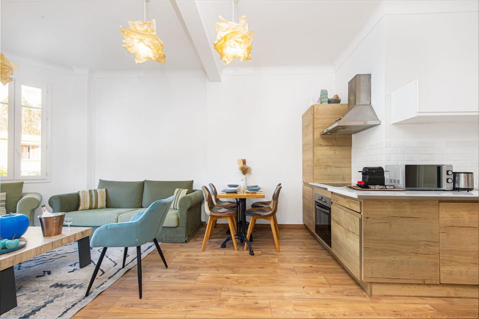 Coffee/tea facilities, Kitchen or kitchenette, Living room, Seating area, Dining area, toaster, air conditioner