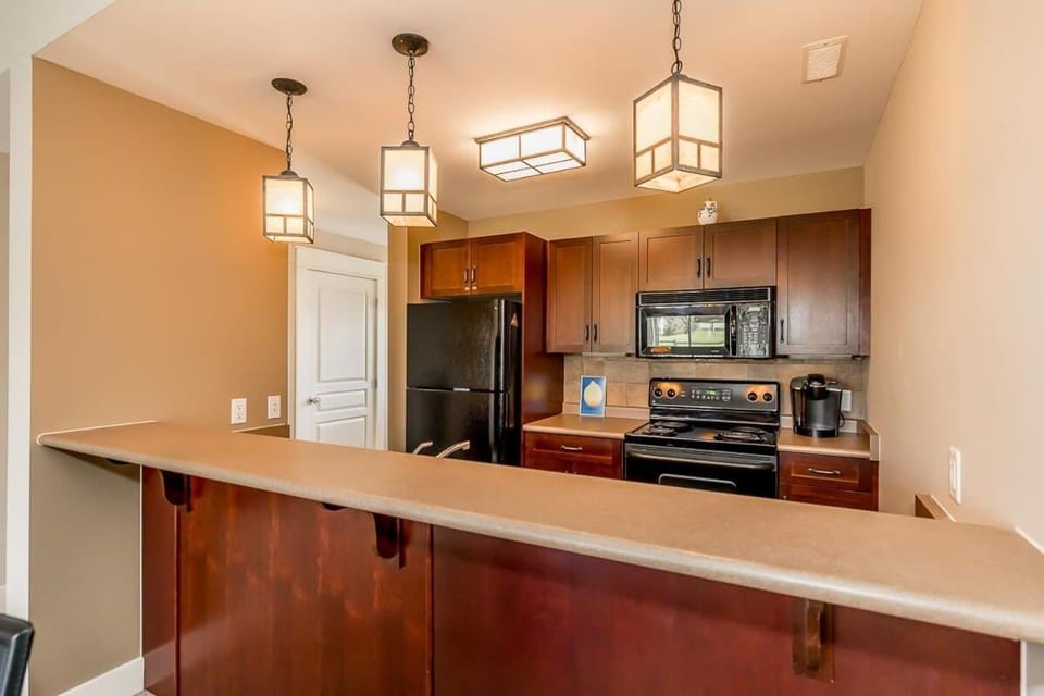 Raccoon Ridge - Village Walk - Hot Tub - Shuttle House in Grey Highlands