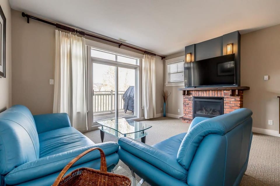 Raccoon Ridge - Village Walk - Hot Tub - Shuttle House in Grey Highlands