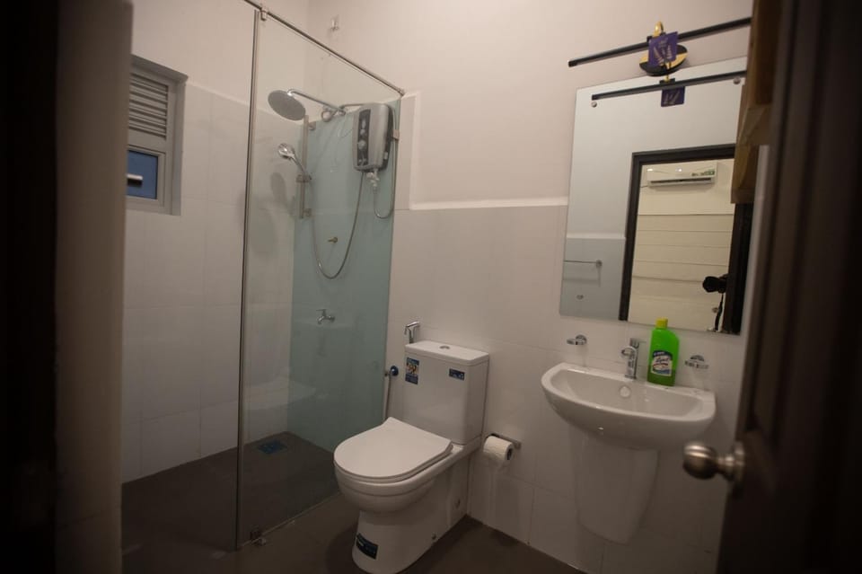 Shower, Toilet, Bathroom, bidet, towels