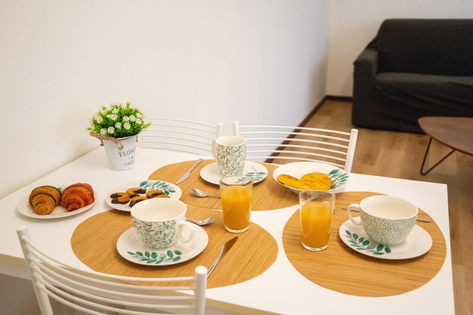 Living room, Food and drinks, Seating area