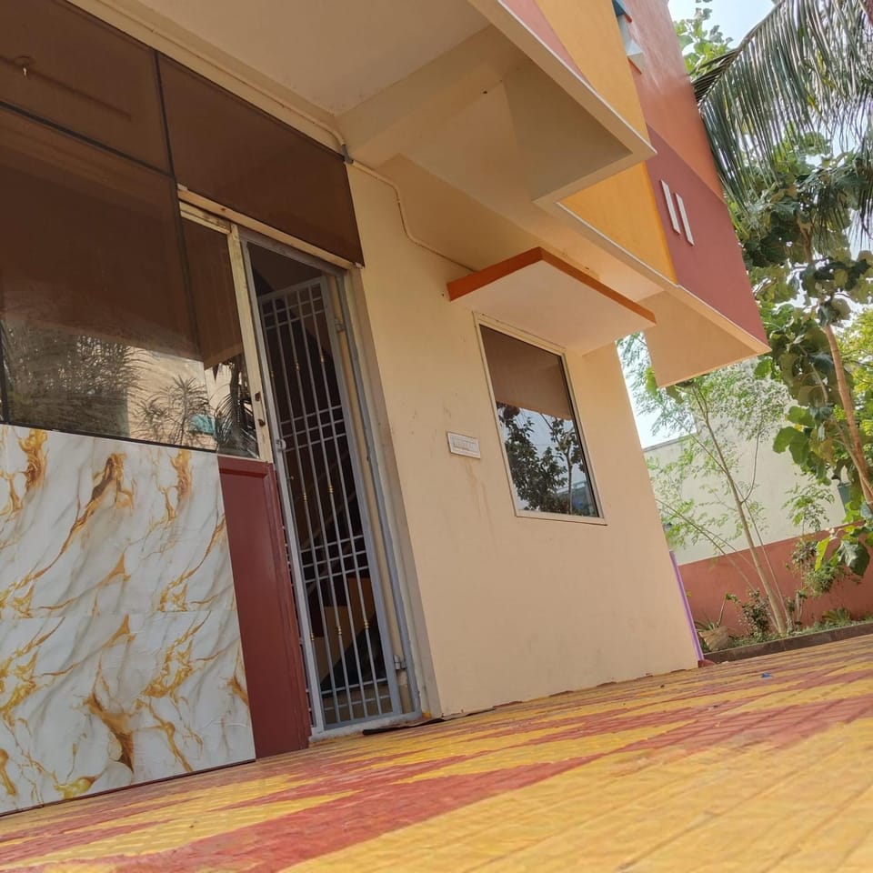 Property building, Facade/entrance, Day