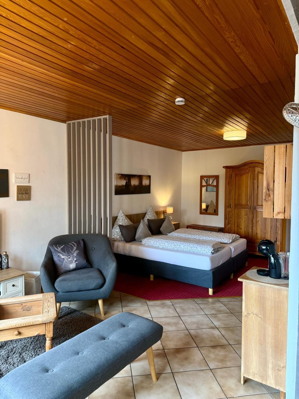 Bed, Photo of the whole room, Seating area, Bedroom