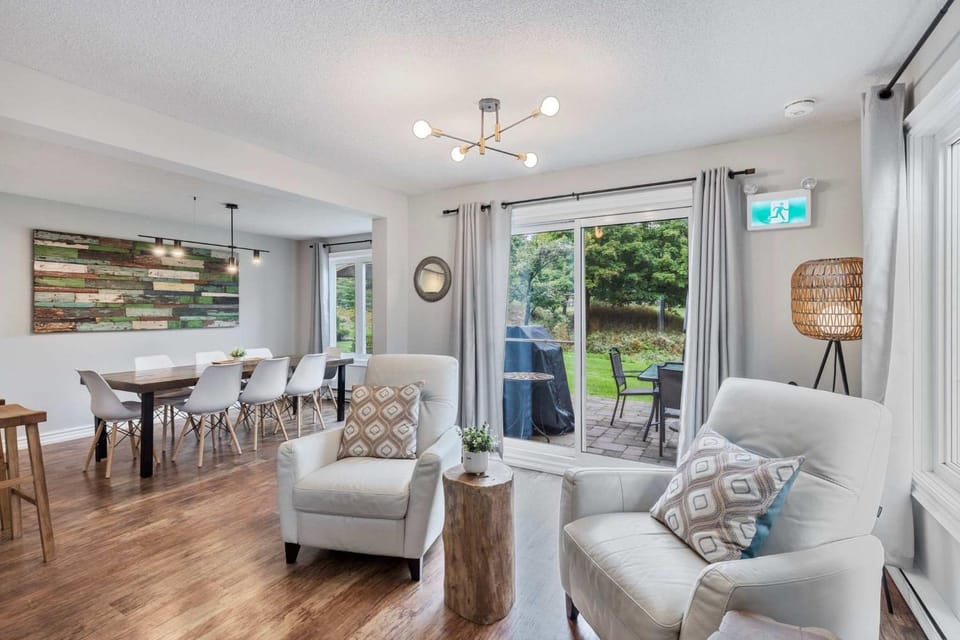 Clearview Chalet - Modern 3BR Walk to Village House in Grey Highlands