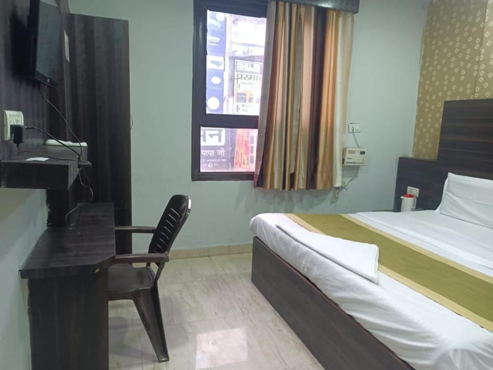 TV and multimedia, Living room, Seating area, Bedroom
