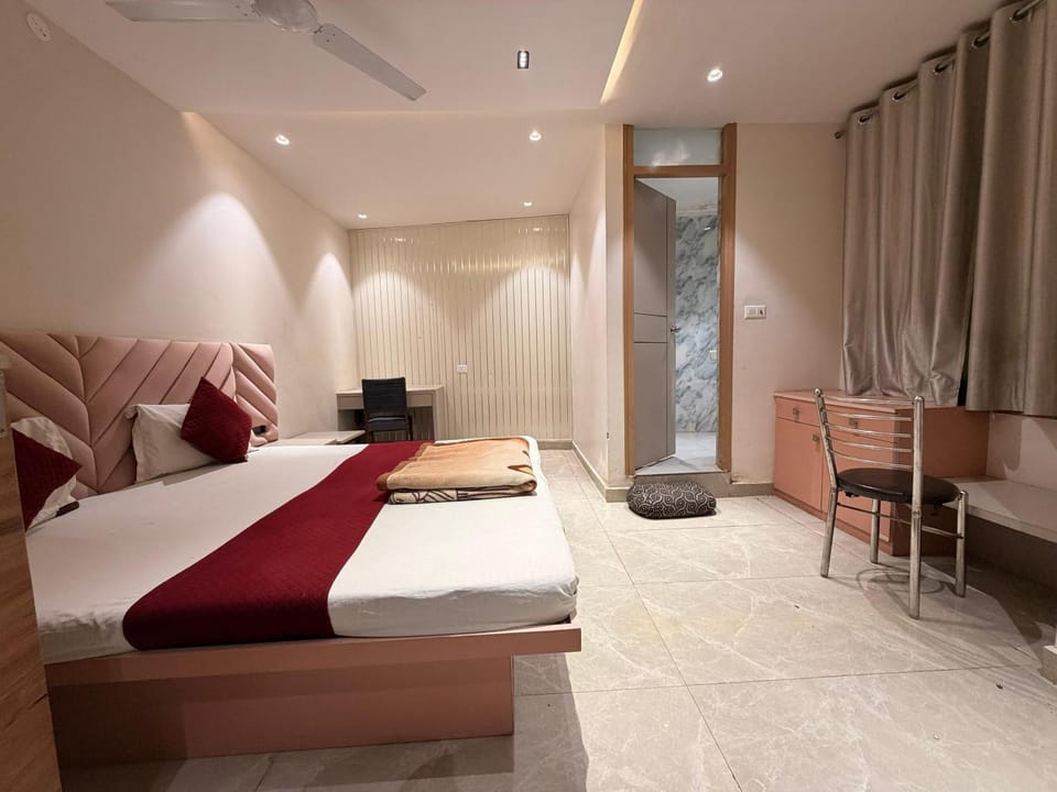 Bed, Living room, Photo of the whole room, Seating area, Bedroom